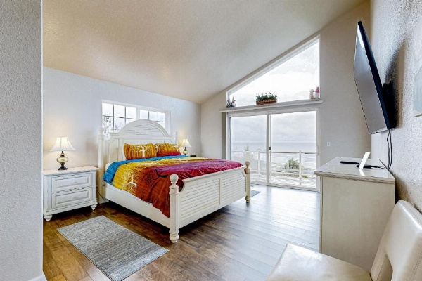 Pacific View Paradise image 13